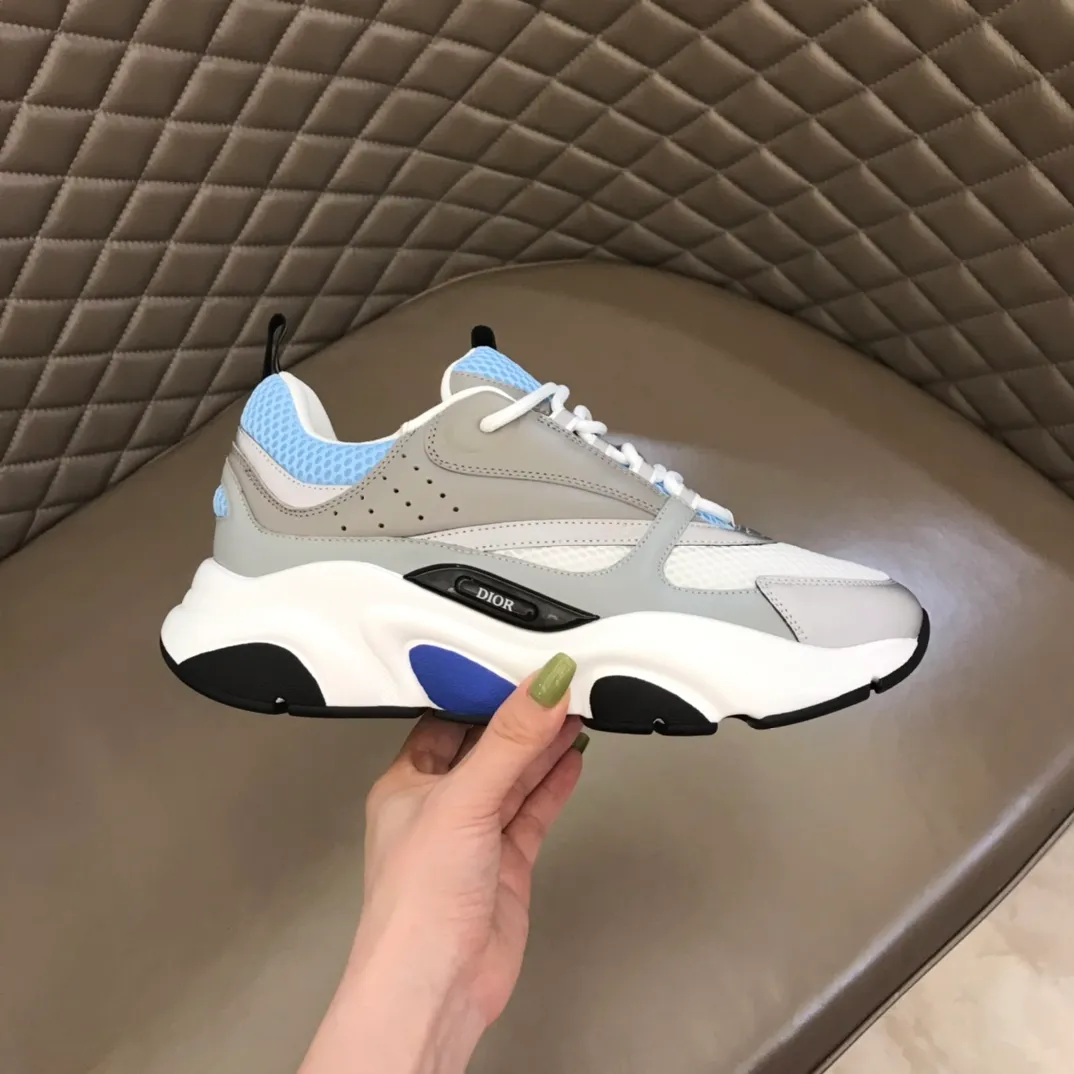 Factory price: 480💰 ◾️▫️Dior D®️ x 🆕 (high version) B22 men's jogging fashion sneakers, this single product draws inspiration from retro jogging shoes. It adopts a thick low-top design, with an upper made of black cow leather and mesh fabric, and a black and white engraved rubber sole. Black mesh fabric tongue and heel counters complement black laces, with an embossed "Di~r" logo embellishment on the side. These sneakers can be mixed and matched with a classic suit for a sporty chic look! Size: 39-45 (38, 46 can be customized)